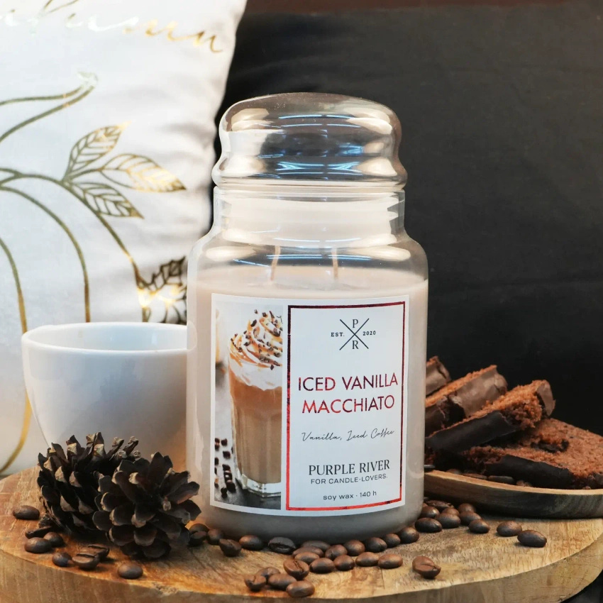 Sojová vonná svíčka Iced Vanilla Macchiato Purple River 623 g
