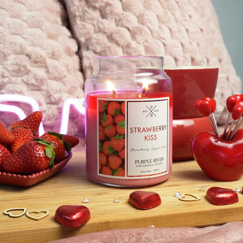 Grande bougie parfumée de soja dans en verre fraise Strawberry Kiss Purple River 623 g