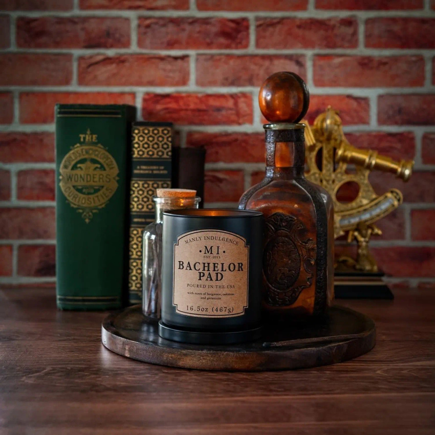 Bougie parfumée au soja pour homme en verre noir avec couvercle Bachelor Pad Colonial Candle 467 g