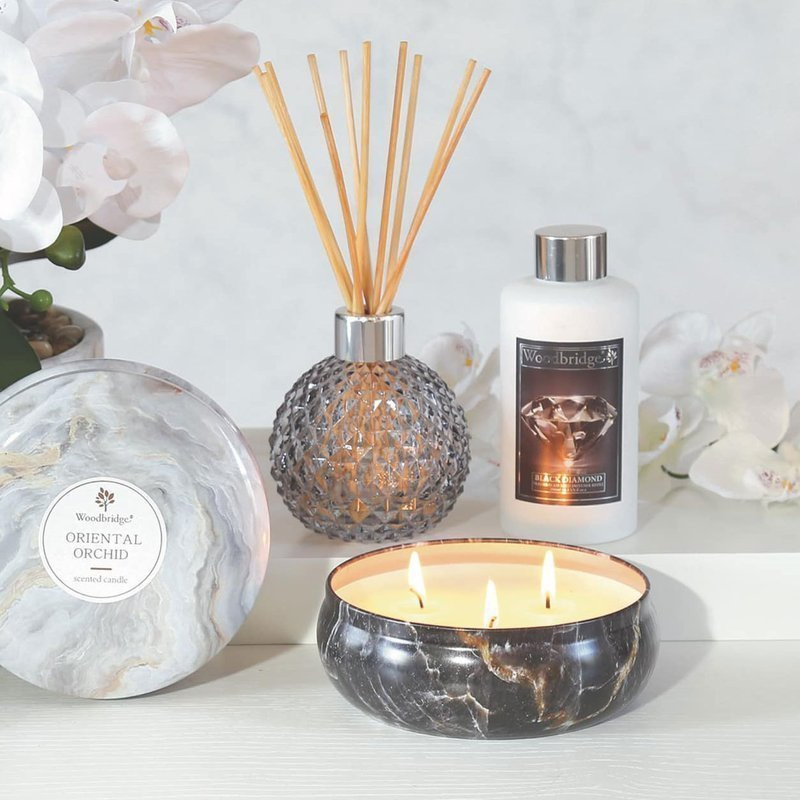 Grande bougie parfumée marbre dans une boîte en métal à trois mèches Black Pomegranate Woodbridge Candle 470 g