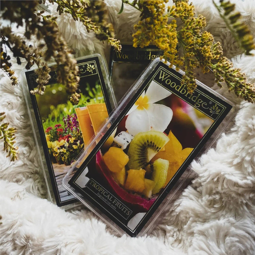 Owocowy wosk zapachowy do kominka Tropical Fruits Woodbridge Candle 68 g