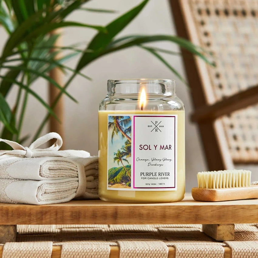 Candela di soia profumata in vetro grande ibisco arancia mango Sol y Mar Purple River 623 g