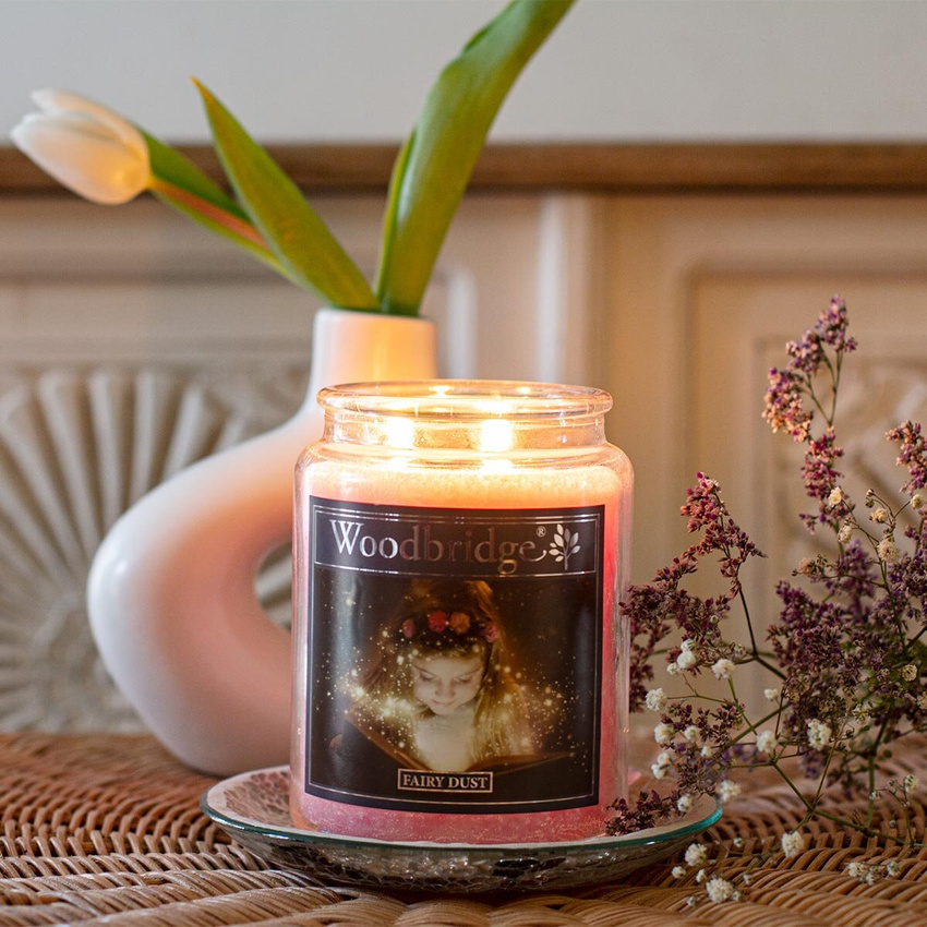 Duża świeca zapachowa w szklanym słoju z dwoma knotami Fairy Dust Woodbridge Candle 565 g