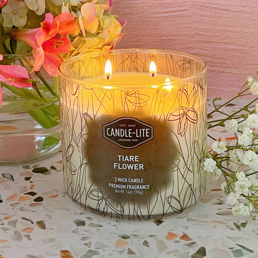 Duża świeca zapachowa w szkle z nadrukiem 3 knoty Tiare Flower Candle-lite 396 g